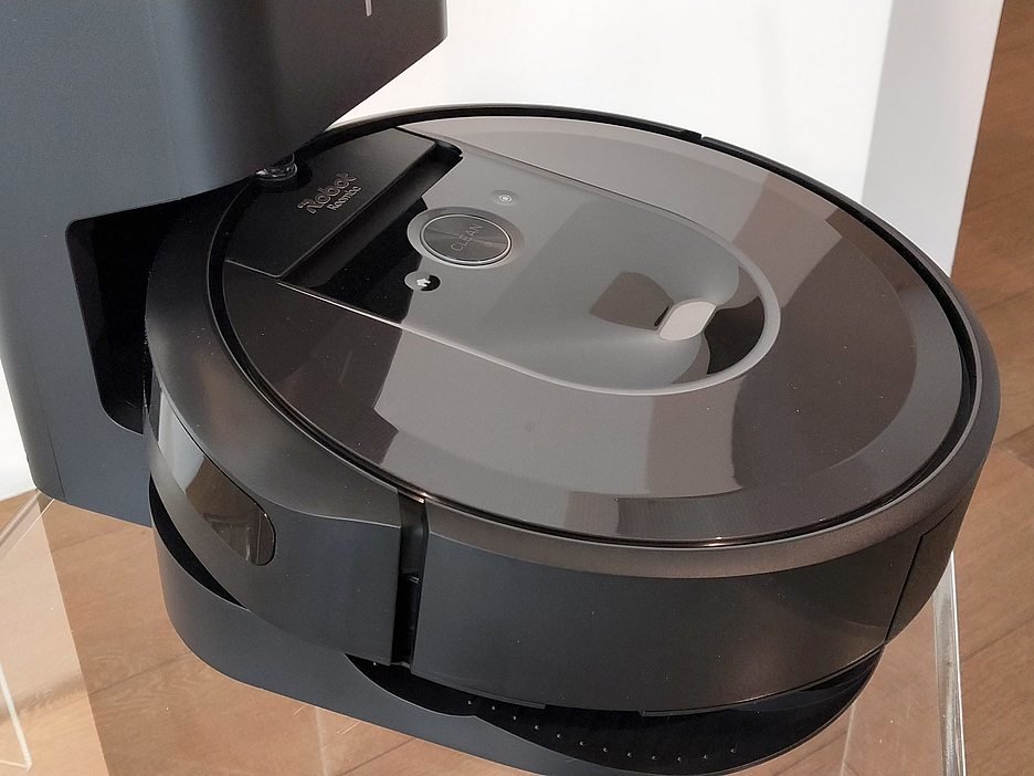 Робот-пылесос Roomba i7+ очищает себя сам