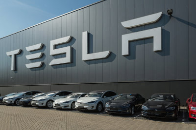 Автомобили Tesla 3 теперь оснащают беспроводной зарядкой и портами USB-C