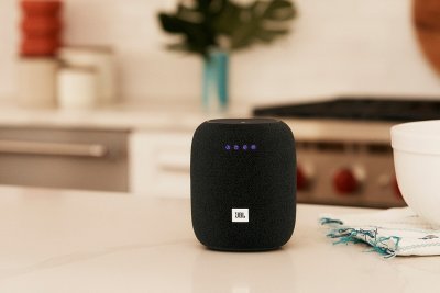 В умных колонках JBL появилась Алиса